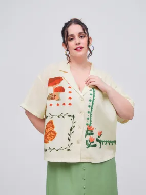 Camiseta de Manga Corta con Gráfico de Flores, Hongos y Mariposas Curvy